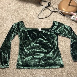 🌻Green velvet off the shoulder top🌻